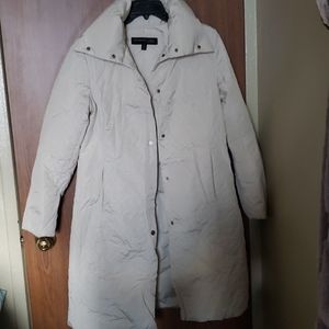 White puffer coat. Color beige